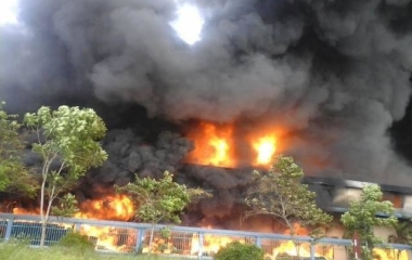 Cháy rụi 3 nhà xưởng giữa KCN Tân Đức